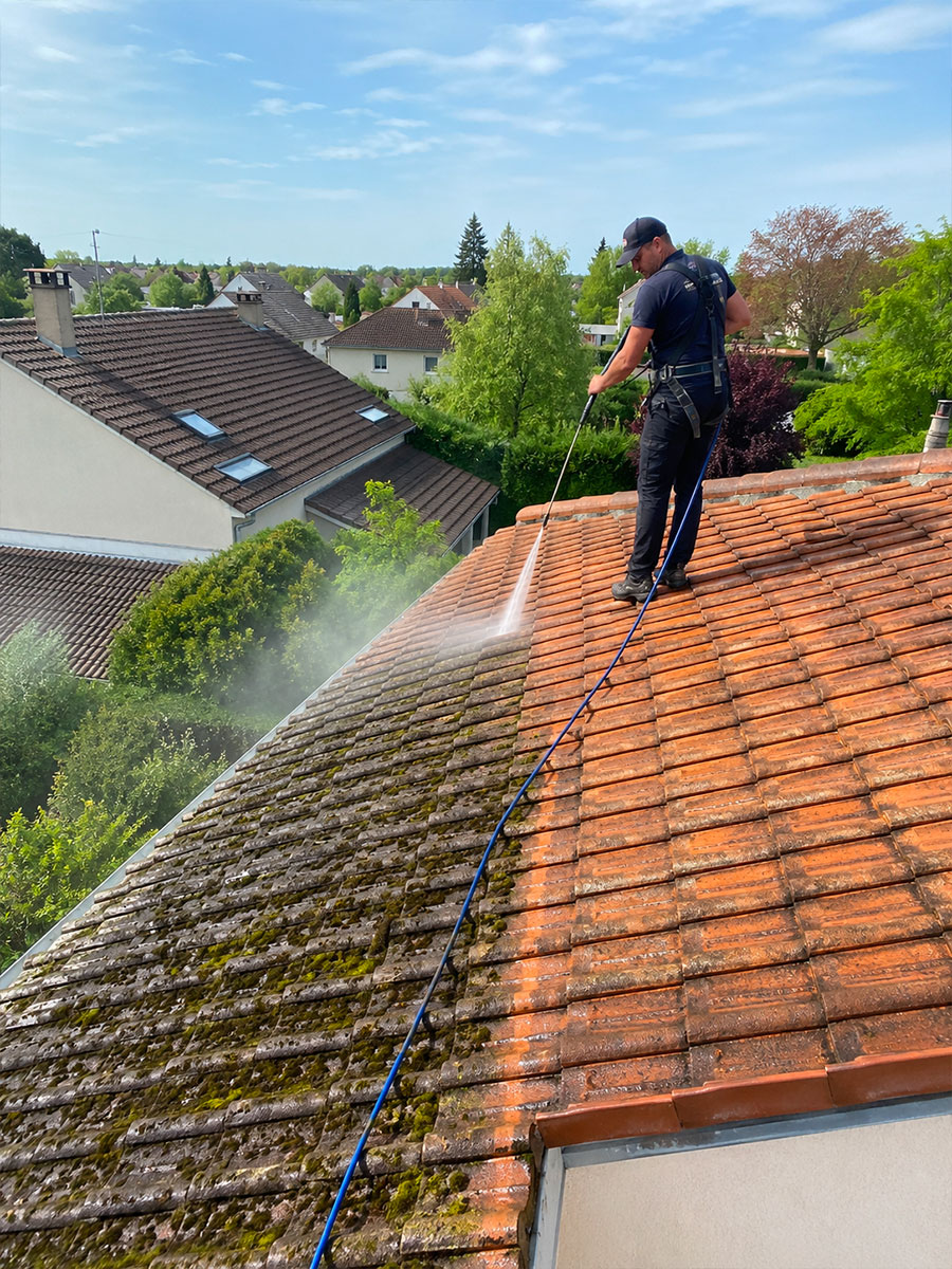 Démoussage et nettoyage de toiture à Louveciennes (78430) dans les Yvelines (78) - L’Art du Toit