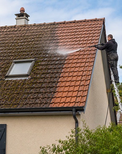 Démoussage et nettoyage de toiture à Louveciennes dans les Yvelines